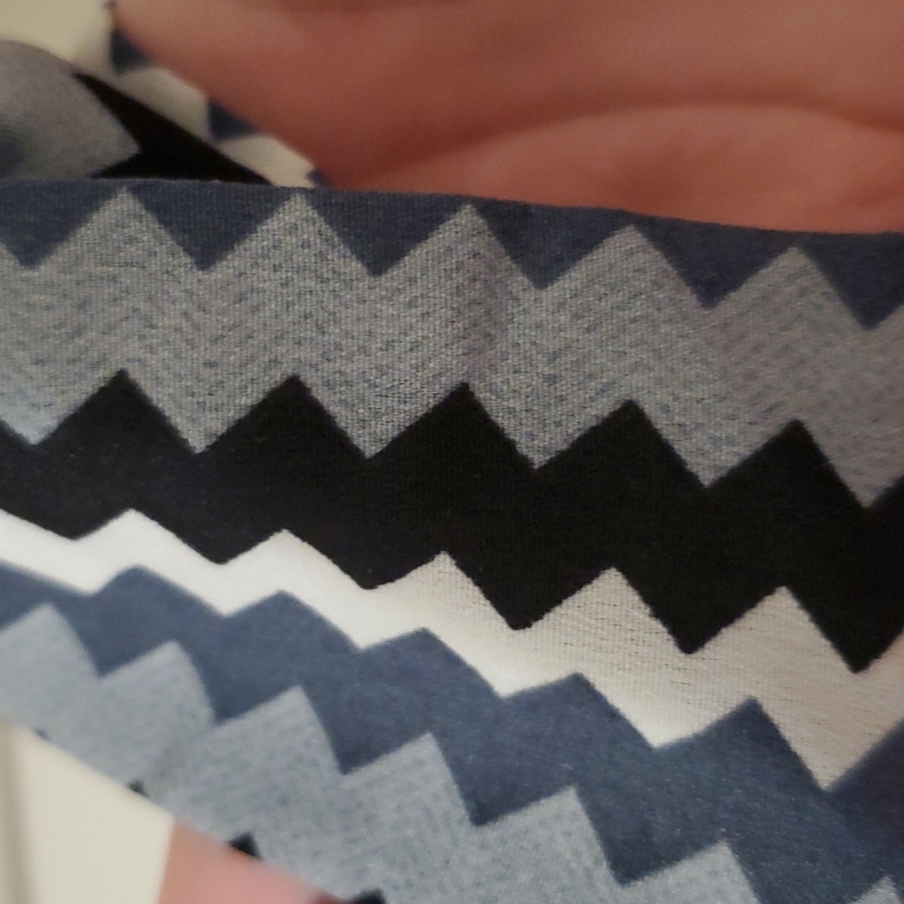 Black,white, and gray chevron Head band with buttons on the sides - Picture 5 of 6